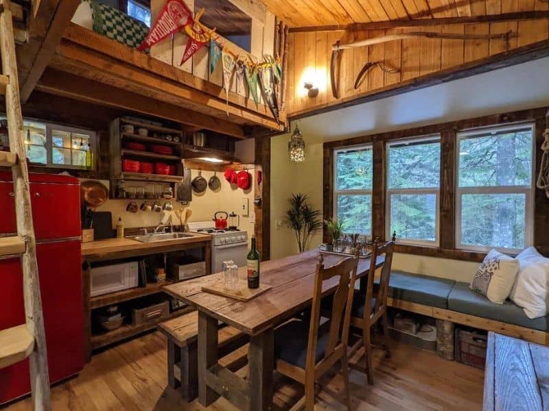 Kitchen and dining area at Mount Rainier Vrbo rental
