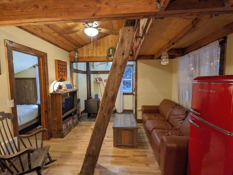 Living area in cozy Mount Rainier cabin rental
