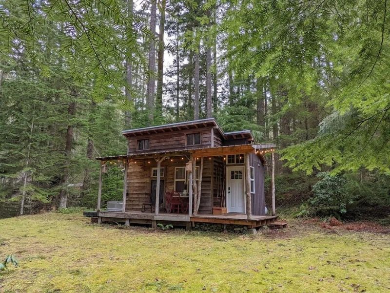 Cozy wood cabin rental near Mt Rainier, WA