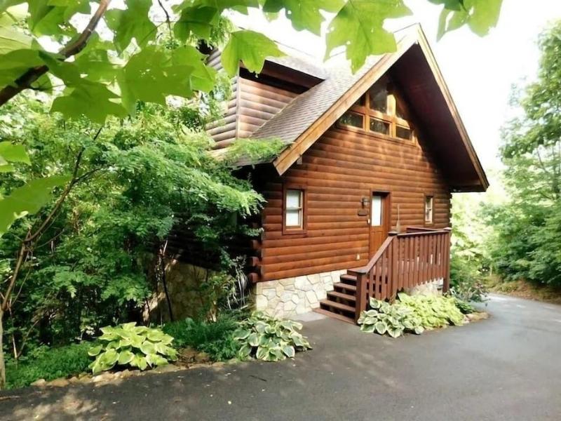 Wooden log cabin rental in Pigeon Forge