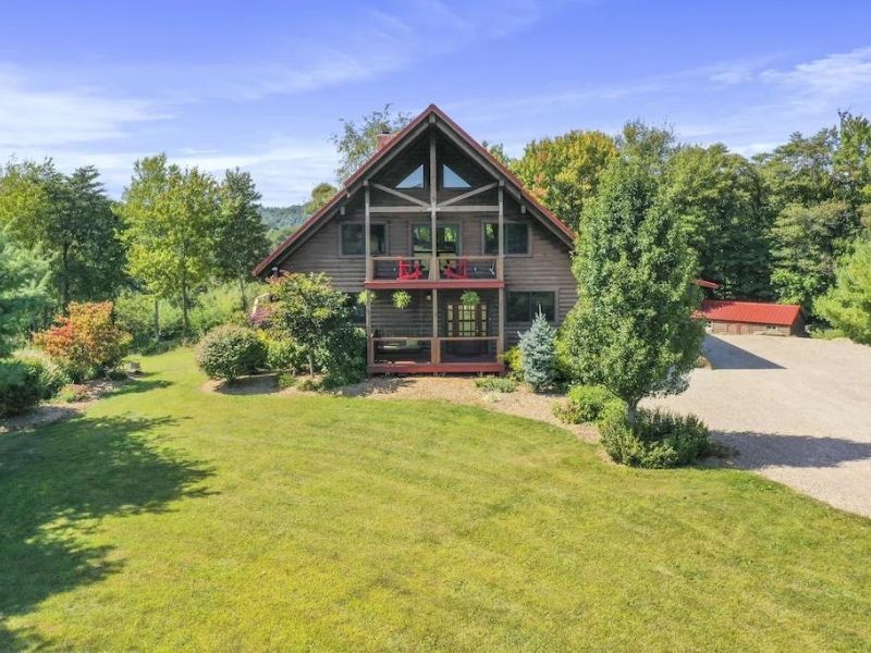 Large luxury cabin in Hocking Hills sleeping up to 12