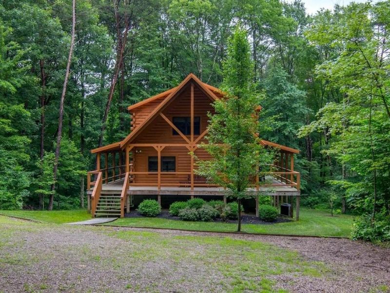 Modern 3-bedroom log cabin rental in Hocking Hills, OH 