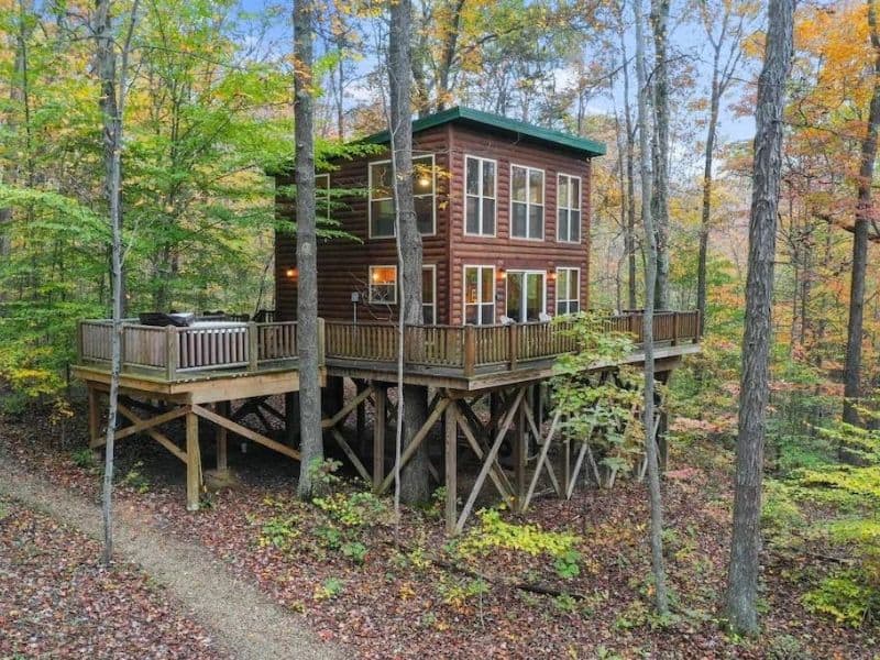 Elevated treehouse cabin rental in Hocking Hills in the woods with a hot tub