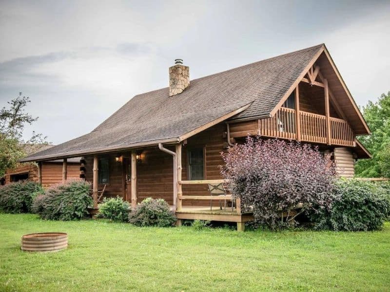Exterior wood cabin in Hocking Hills sleeping up to 5
