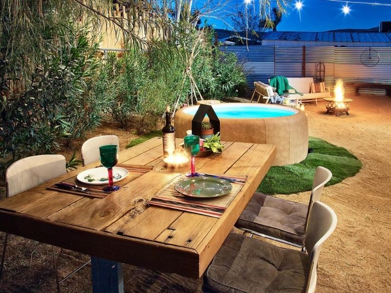 Outdoor dining are and hot tub at Airbnb in Joshua Tree