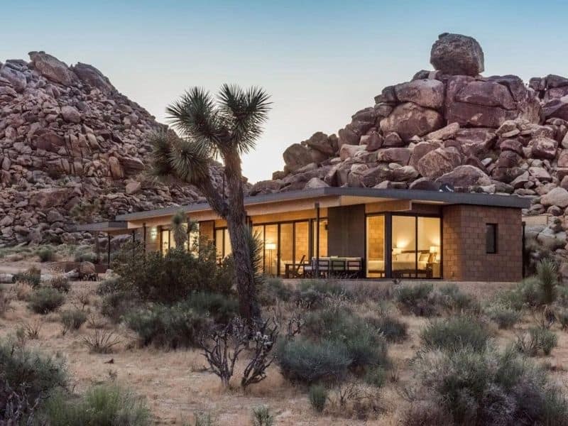 Joshua Tree Airbnb amongst boulders