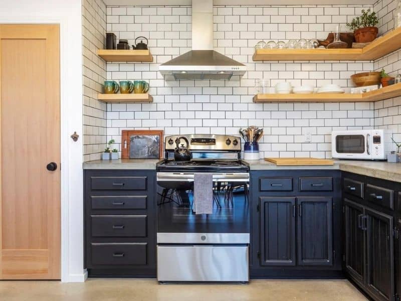 Trendy kitchen in Joshua Tree home