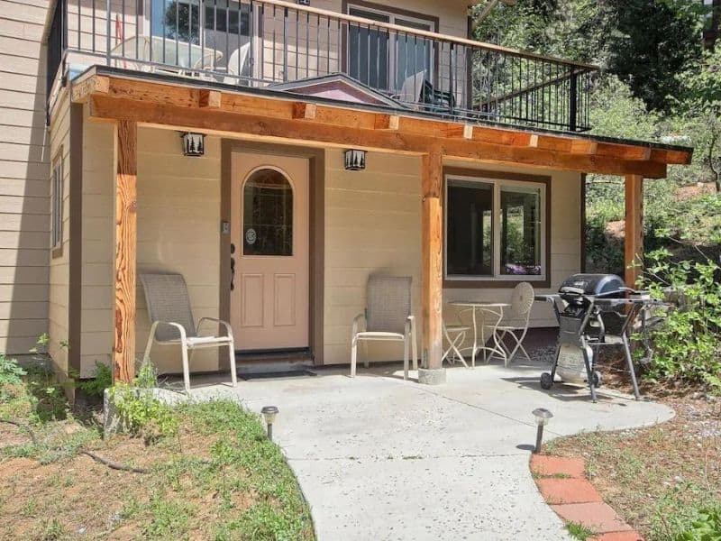 Exterior entrance to Alpine Escape Yosemite cabin