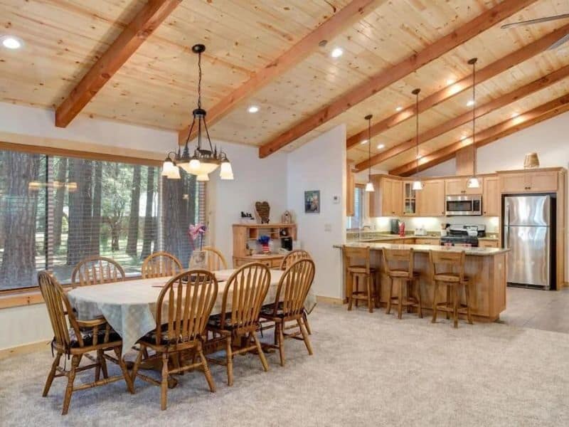 Dining area of Larkspur Lair Yosemite cabin rental