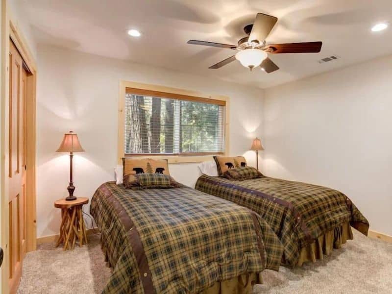 Twin bed room at Yosemite cabin rental Larkspur Lair