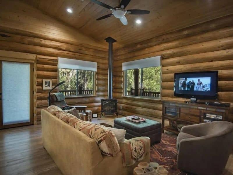 Sitting area and fireplace at Mini Cabin in the Redwoods - Yosemite cabin rental