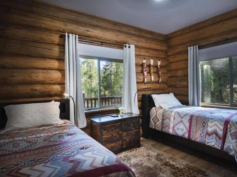 Twin bedroom at Mini Cabin in the Redwoods in Yosemite, CA