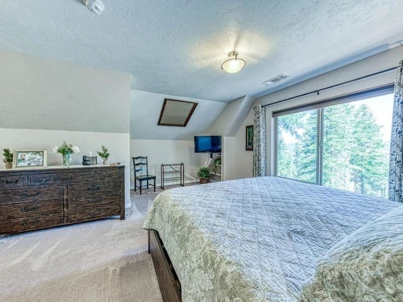 Bedroom at cabin rental near Yosemite