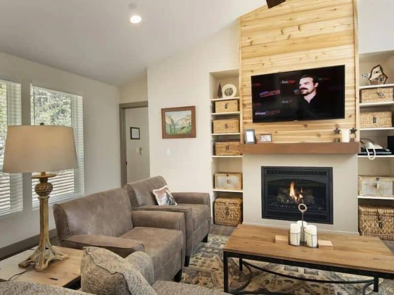 Living area and fireplace in Yosemite cabin rental