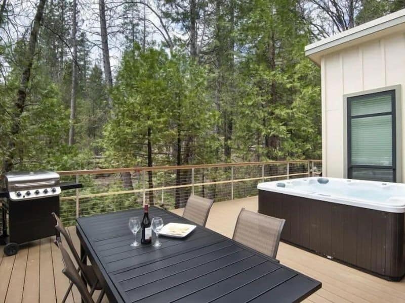 Outdoor deck and hottub at Yosemite cabin rental