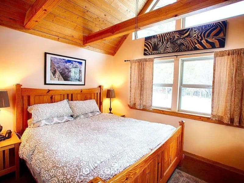 Bedroom at Yosemite Hilltop Cabin - cabins in Yosemite
