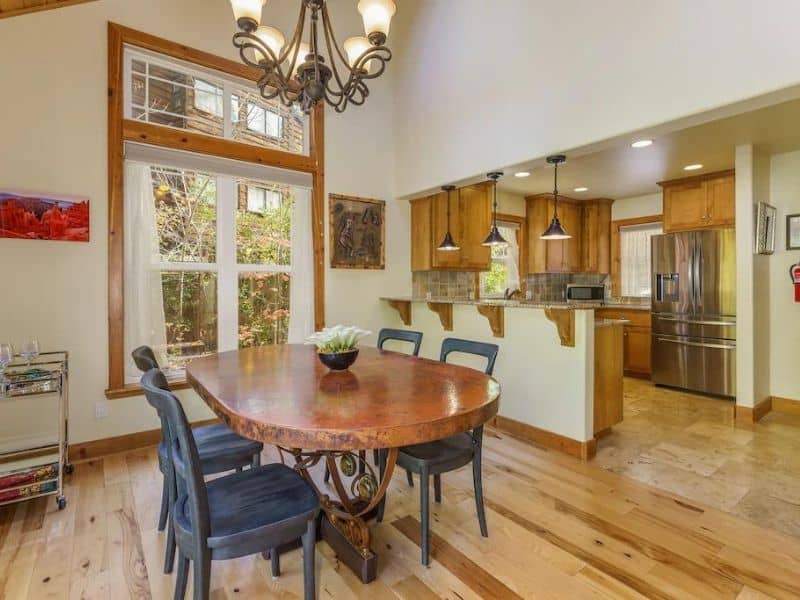 Dining area and kitchen of Yosemite Insider - Yosemite Cabins