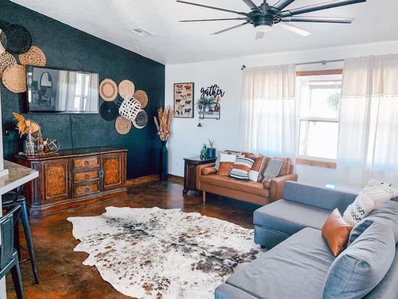 Farm style living area in Cabin near Turner Falls, OK