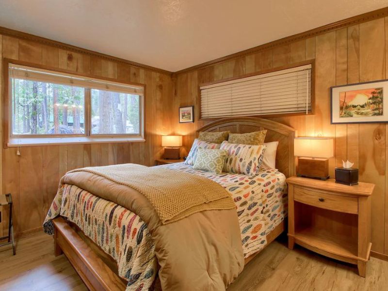 Bedroom at Yosemite cabin for rent