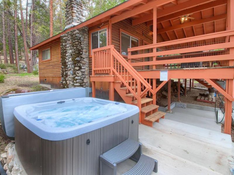 Hot tub outside cabin rental near Yosemite