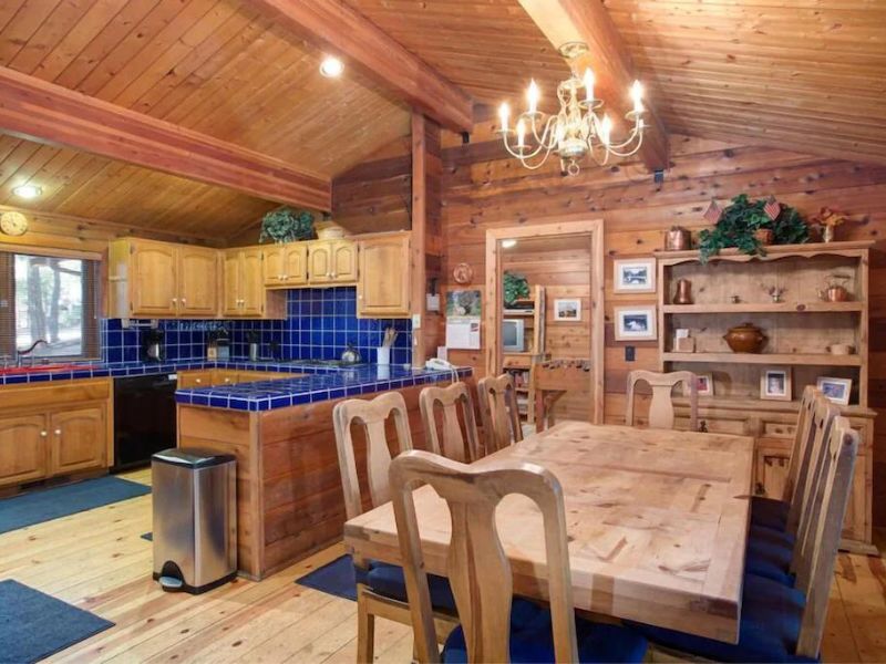 Kitchen with blue tiles and dining table in Yosemite cabin for rent