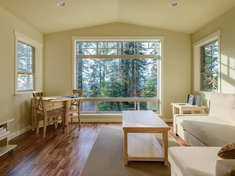 Yosemite Cabins - sitting area of 1-bedroom cabin with forest views