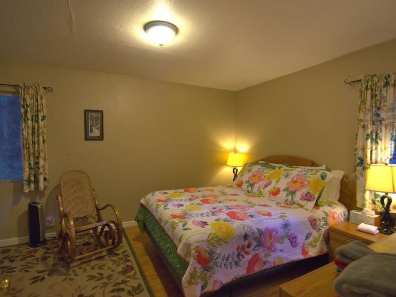 Bedroom in cabin rental near Yosemite National Park