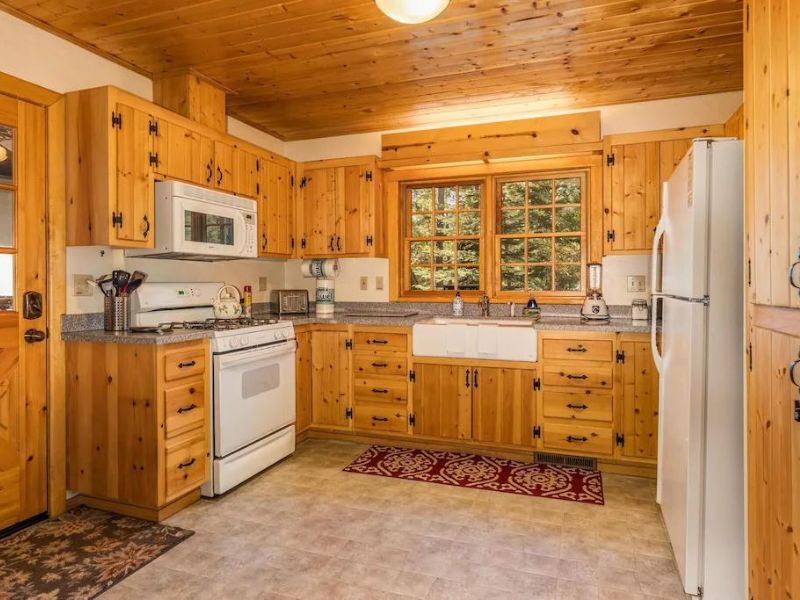 Kitchen in cabin rental near Yosemite