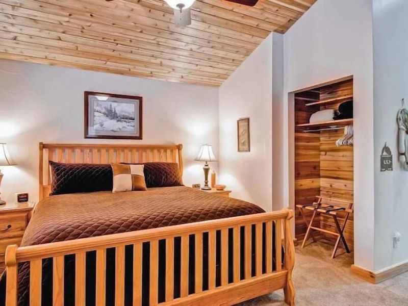 Bedroom at Serenity Pines Yosemite cabin rental