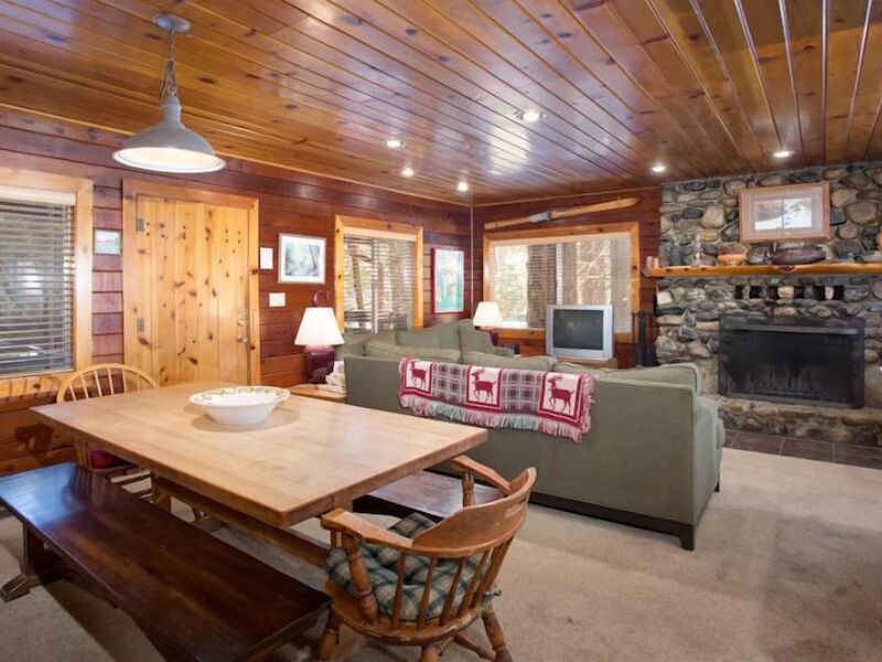 Living area and fireplace at Yosemite cabin rental