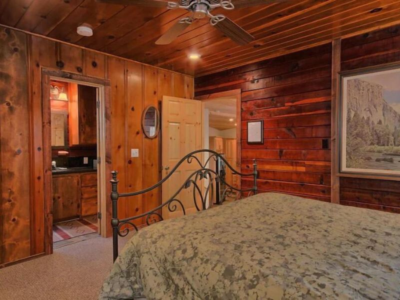 Bedroom in Yosemite cabin rental