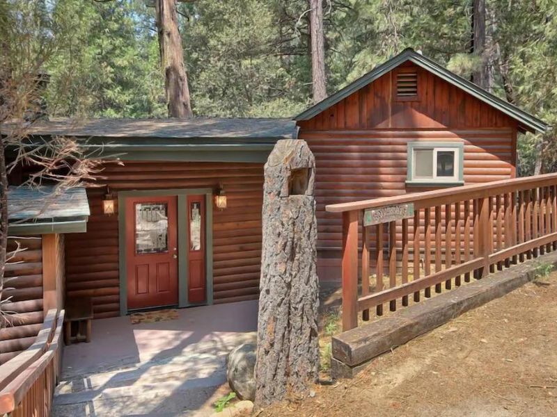 Wood cabin with red front door - Pet friendly cabins in Yosemite