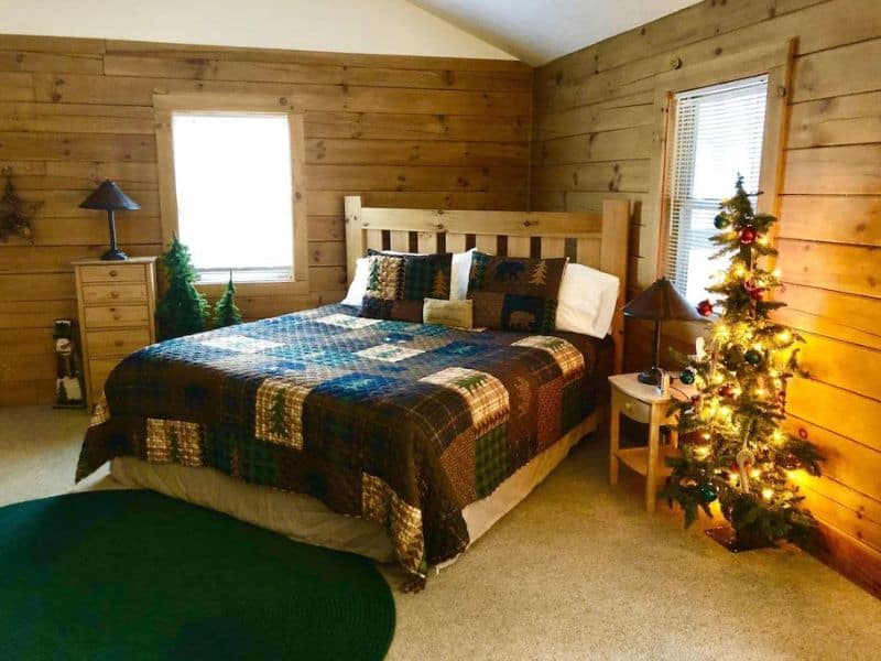 Studio bedroom in vacation rental near Hocking Hills