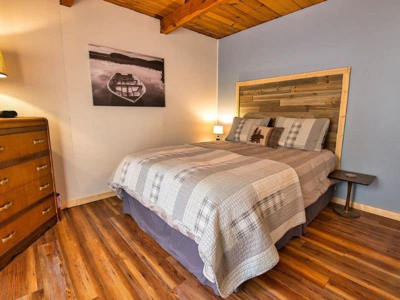 Bedroom in Big Bear rental cabin