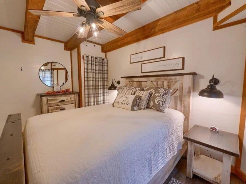 Bedroom in Hocking Hills cabin rental