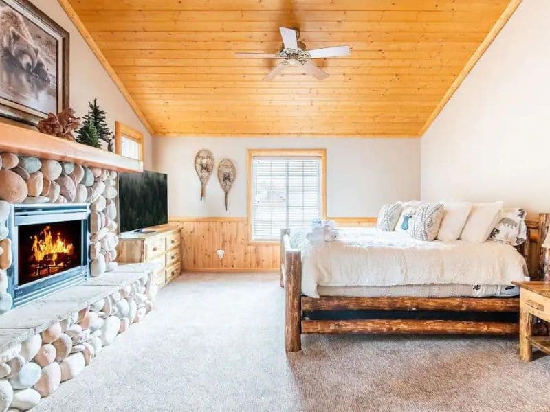 King master bedroom at Big Bear Lake cabin rental with ensuite gas fireplace