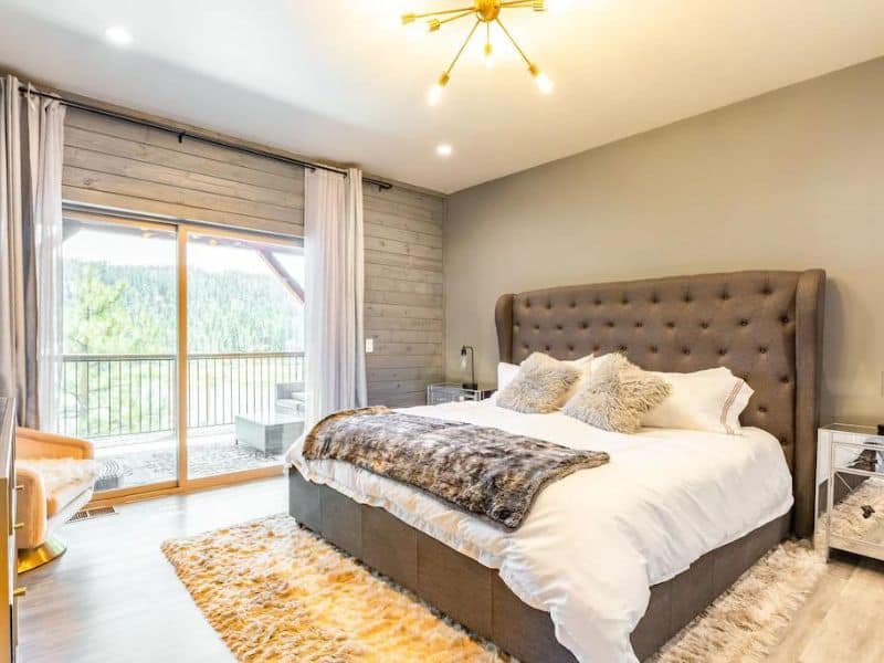 King bedroom with pin cushion headboard and private balcony - Big Bear, CA