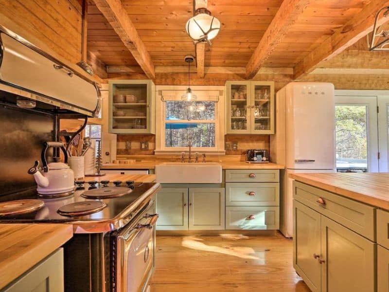 Rustic chic chef's kitchen in upscale pet-friendly Hocking Hills cabin
