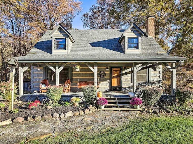 Charming hand-hewn log cabin in Hocking Hills, Ohio with front porch