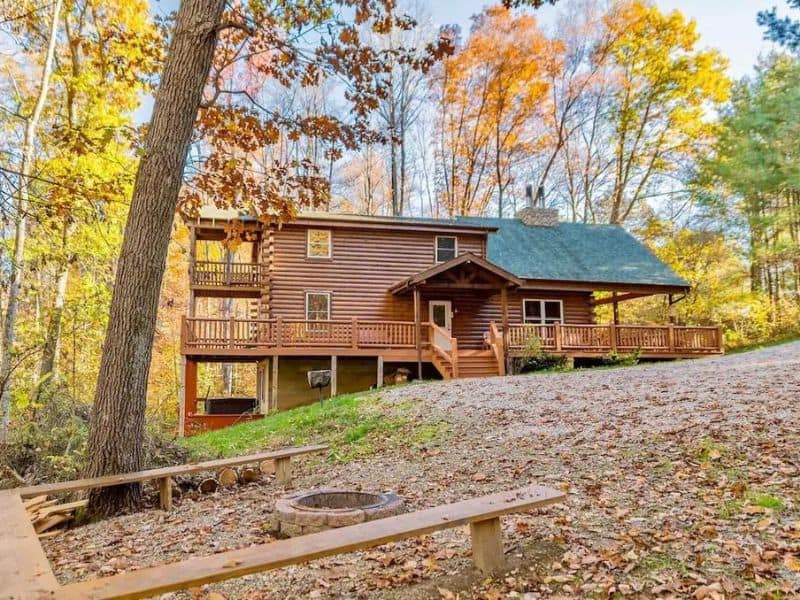Large tri-level wood cabin in Hocking Hills Ohio