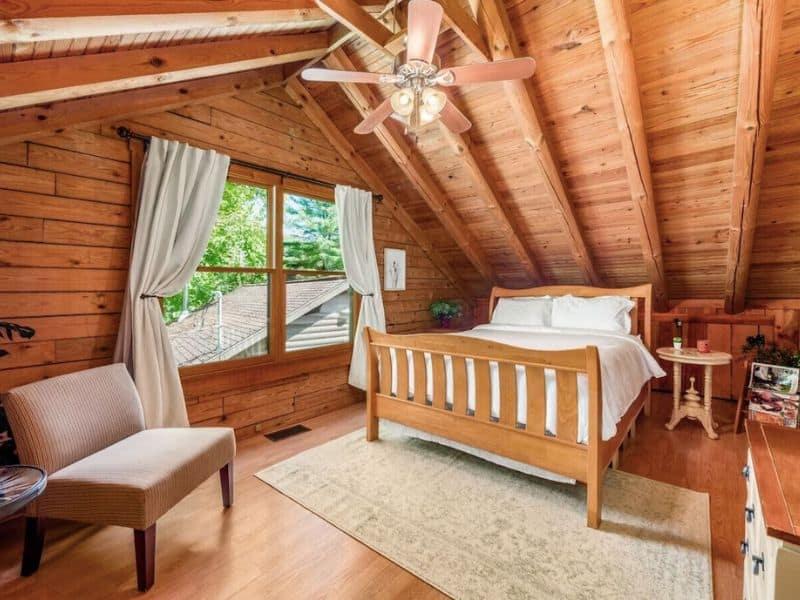 Bedroom in large Hocking Hills cabin with vaulted ceilings