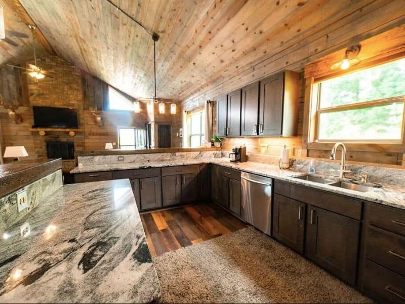 Rustic modern kitchen in Hocking Hils vrbo rental