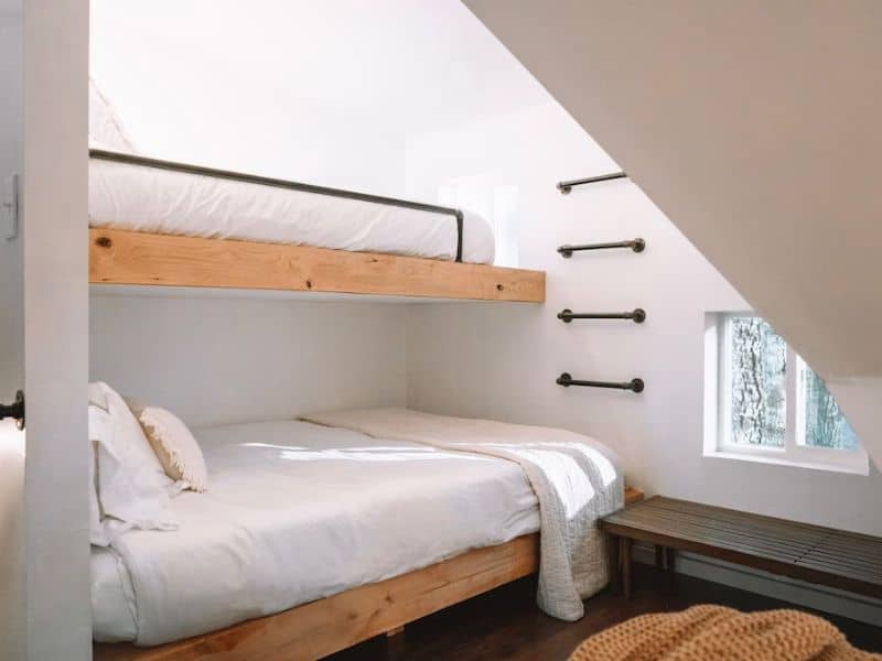 Queen-twin bunk bed room with white linen in A-frame cabin near Mt Rainier