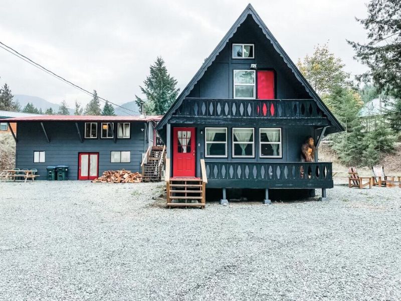 Grey A-frame cabin near Mt Rainier with red finishes