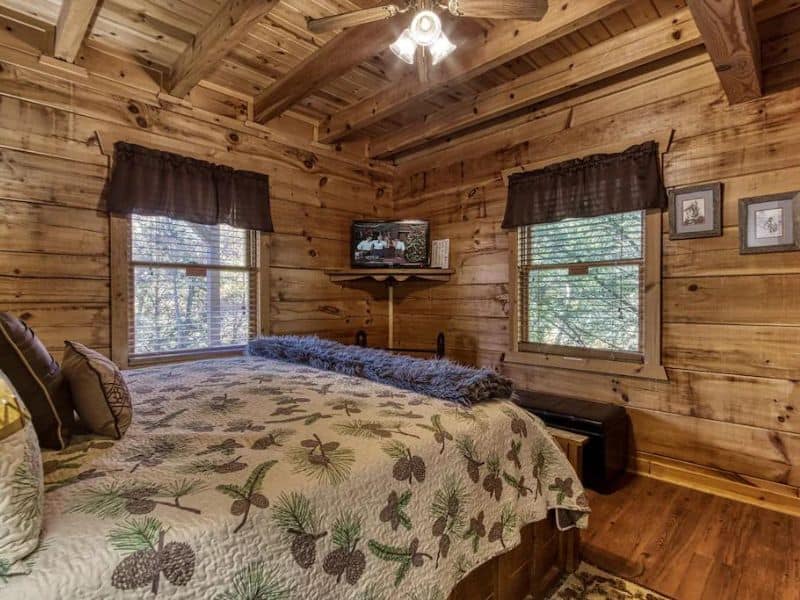 Bedroom in wood cabin with TV