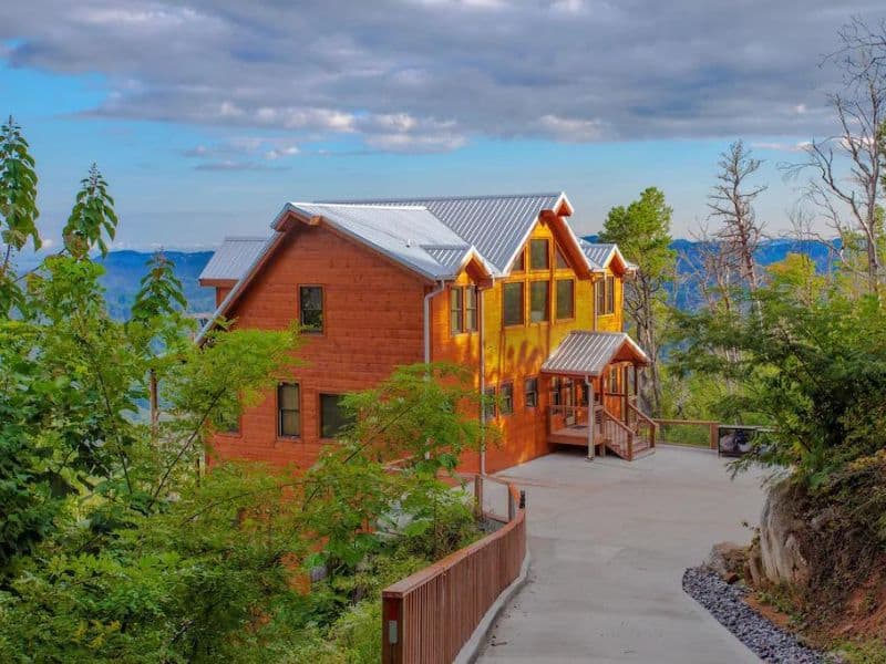 Driveway leading to large wood cabin in Gatlinburg, TN