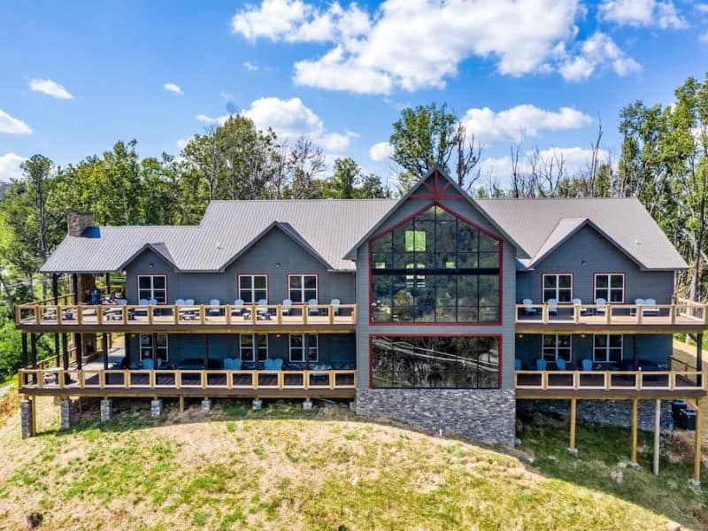 Huge Gatlinburg cabin rental capable of sleeping 88 - Greystone Pointe Lodge