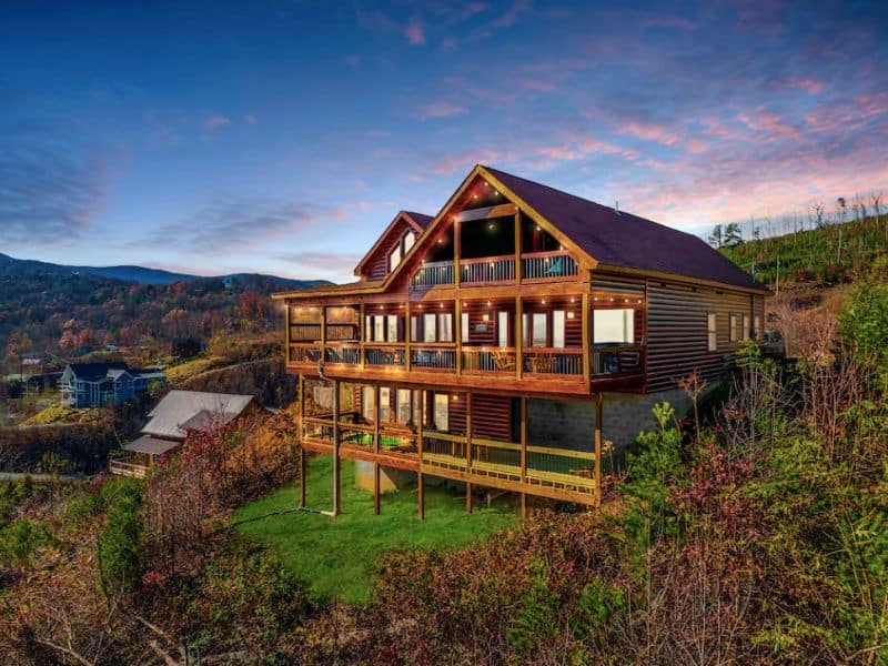 Large multi-level cabin in Gatlinburg, TN